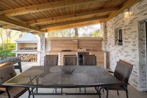 Familienhaus, Mehrere Schlafzimmer, 2 Bäder, Bergseite (Cozy House In Nature With Hot Tub) | Speisen im Freien