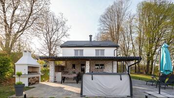 Familienhaus, Mehrere Schlafzimmer, 2 Bäder, Bergseite (Cozy House In Nature With Hot Tub) | Unterkunftsgelände