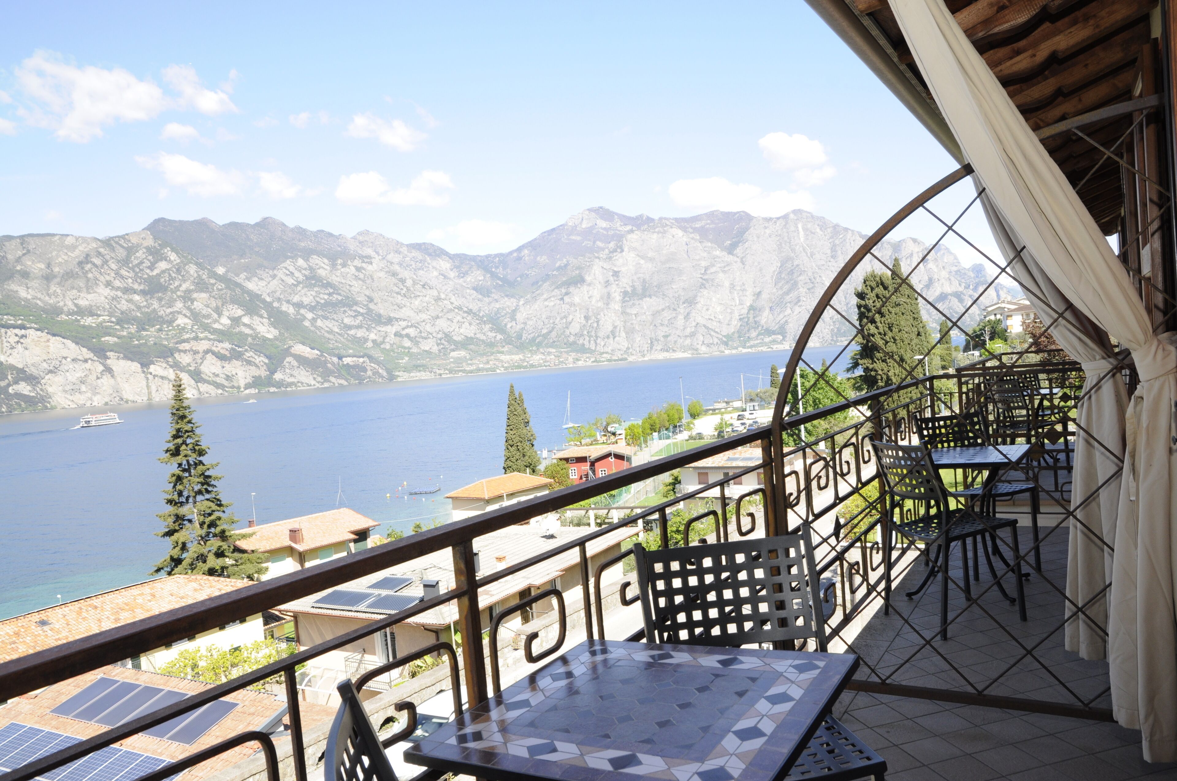 trilocale vicino al centro di Malcesine con piscina e vista lago