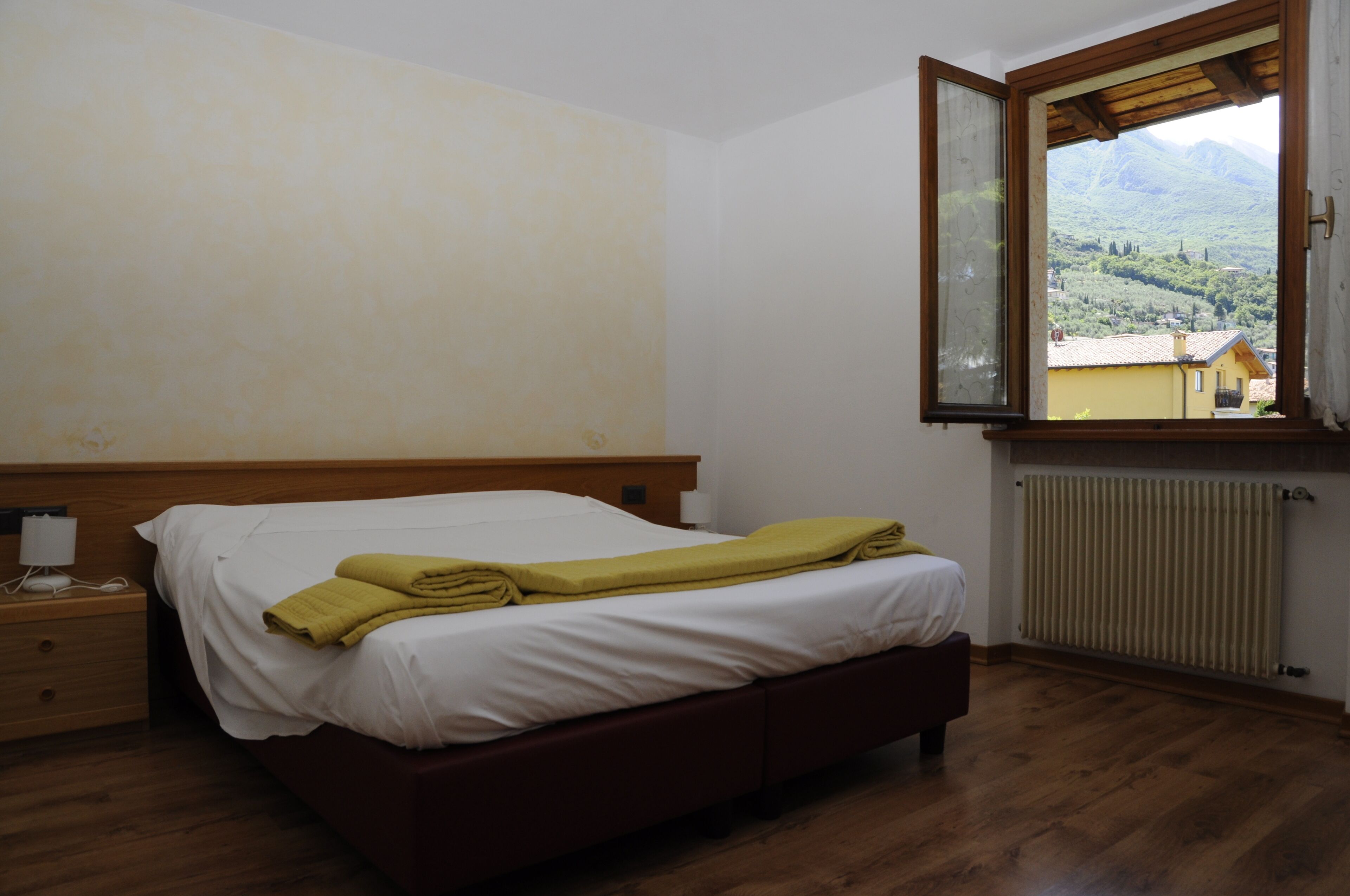 trilocale vicino al centro di Malcesine con piscina e vista lago