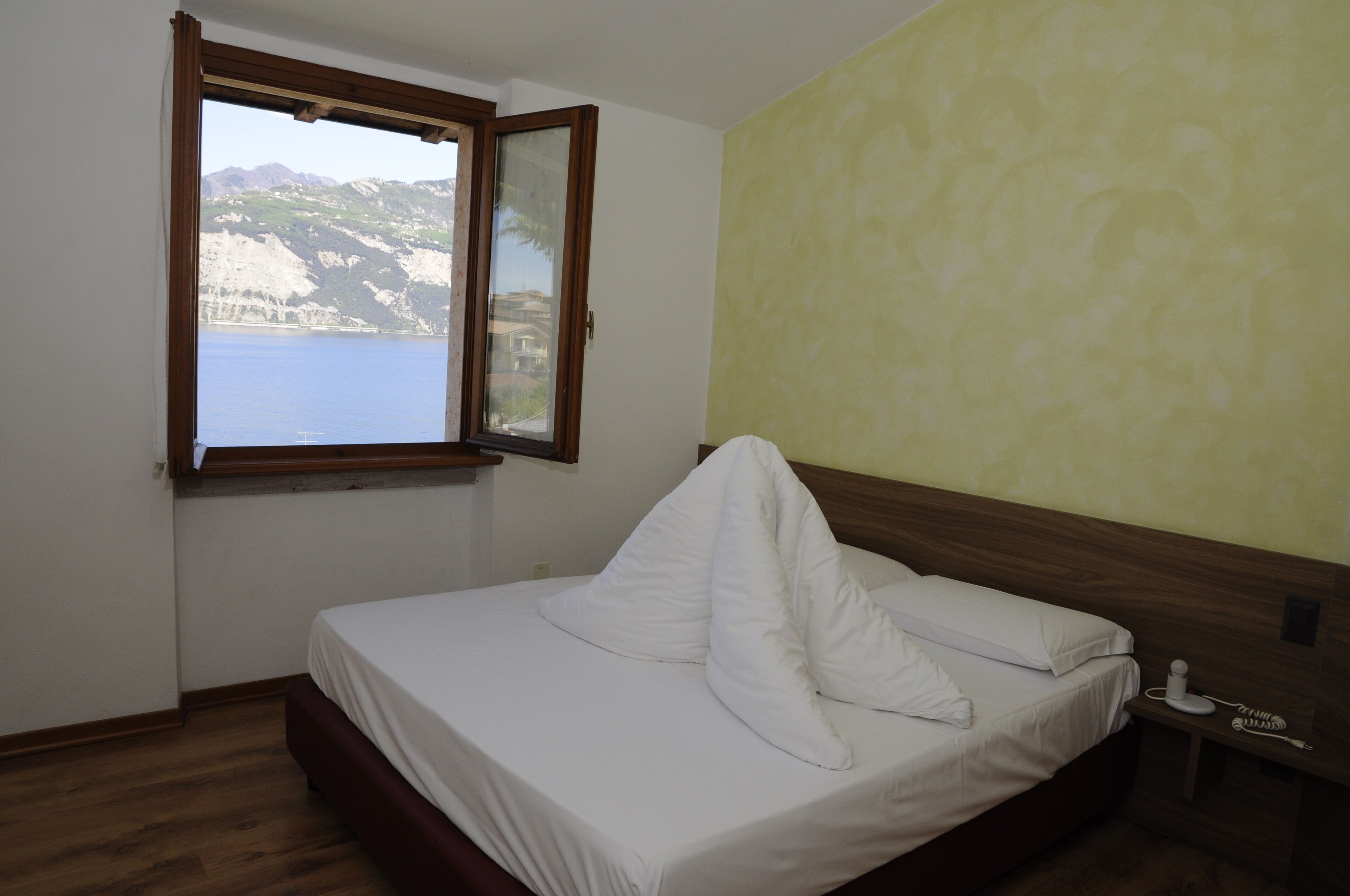 trilocale vicino al centro di Malcesine con piscina e vista lago