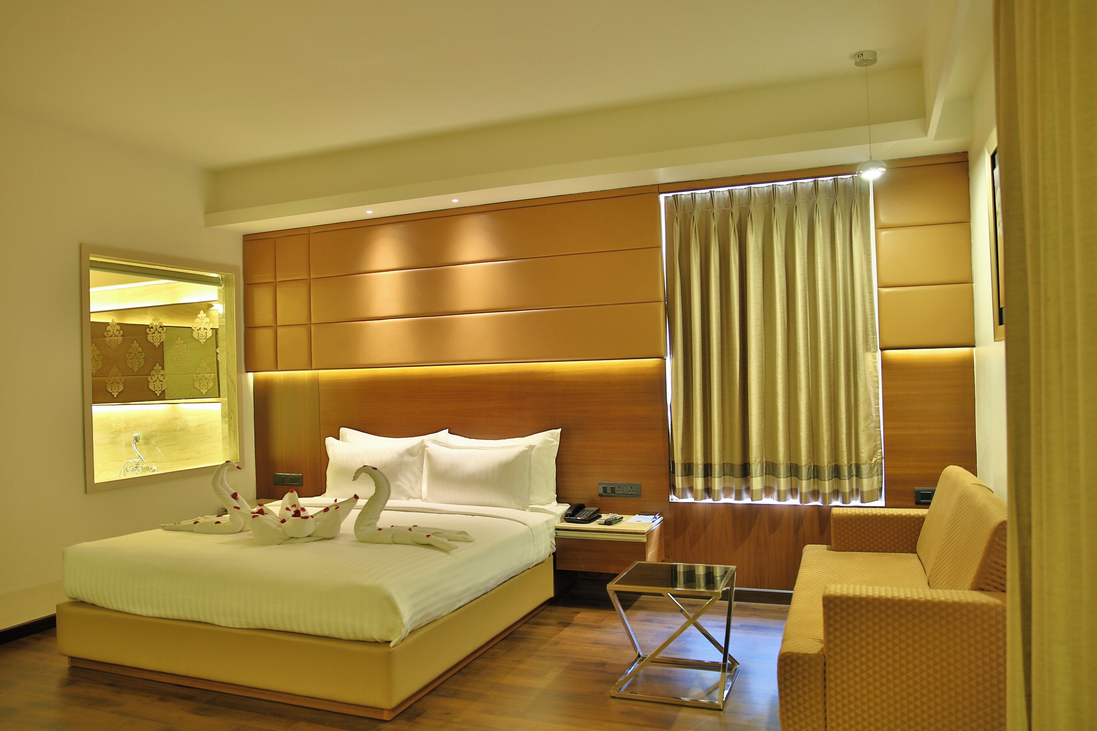 Desk, soundproofing, free WiFi