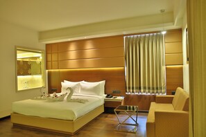 Escritorio, sistema de insonorización y wifi gratis