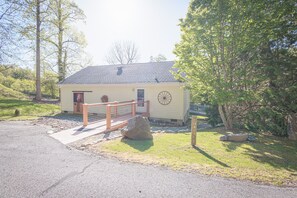 Exterior - Walk your dog to Mars Hill University and Town Center from the Cascade Cottage (Mars Hill)