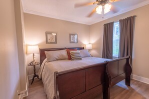 2 bedrooms, free WiFi, bed sheets, wheelchair access - Walk your dog to Mars Hill University and Town Center from the Cascade Cottage (Mars Hill)