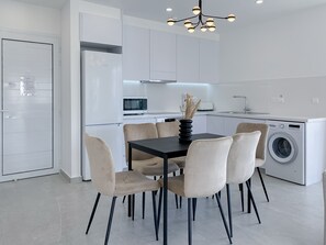 Appartement luxueux | Cuisine privée | Réfrigérateur grande capacité avec congélateur, four à micro-ondes
