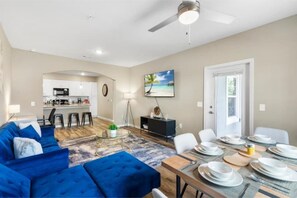 Smart TV, lareira, pebolim, mesa de pingue-pongue