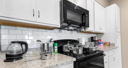 Sophisticated 3BD/2BA Retreat: Pool, Gym, Laundry
