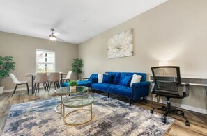 Televisor intel·ligent, llar de foc, futbolí i taula de tennis de taula 