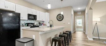 Sophisticated 3BD/2BA Retreat: Pool, Gym, Laundry