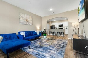 Smart TV, fireplace, foosball, table tennis - Sophisticated 3BD/2BA Retreat: Pool, Gym, Laundry (Melbourne)