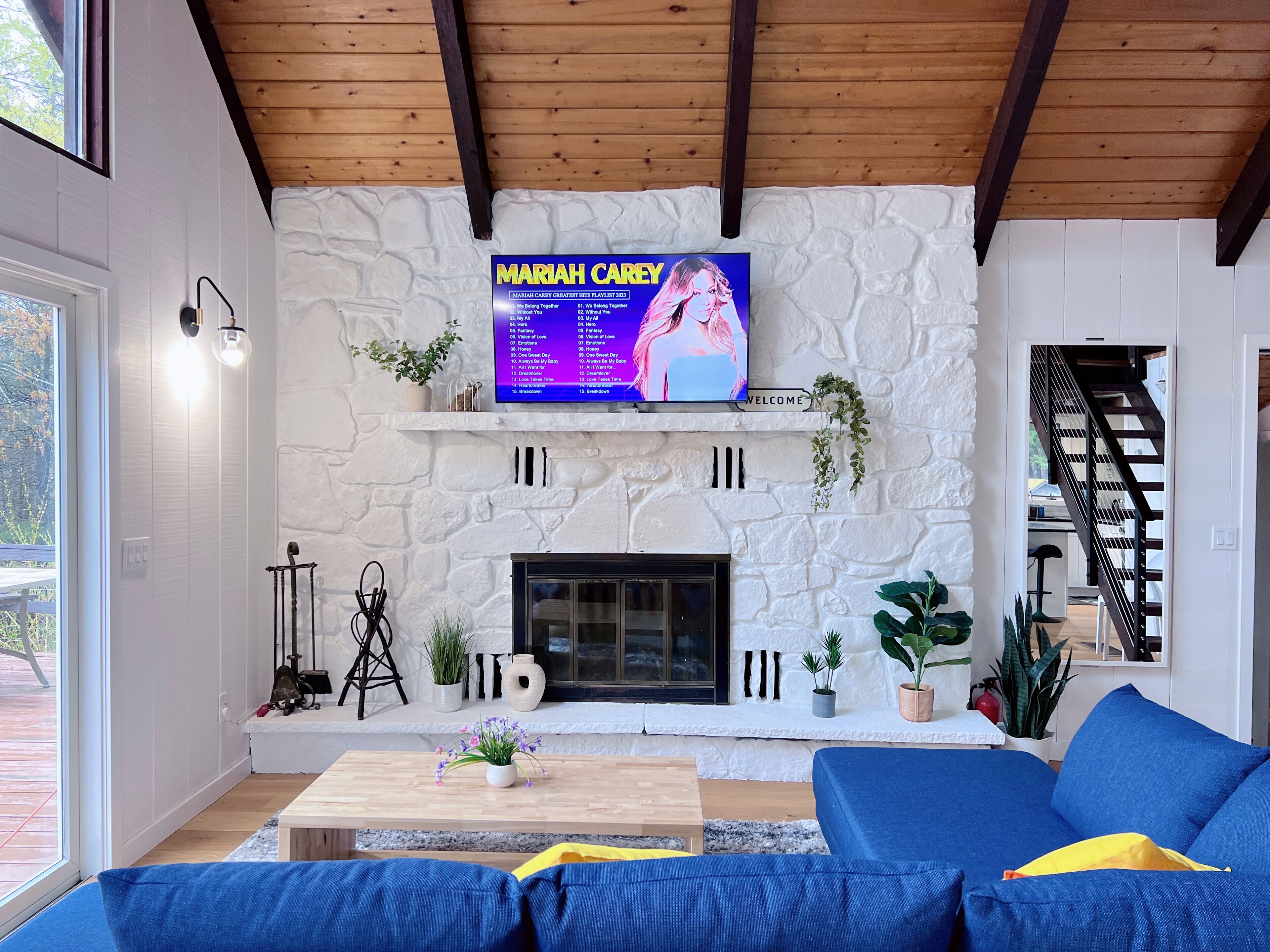 Chateau De Montagne-Cozy Chalet W Hot Tub and pool 