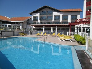 Una piscina al aire libre