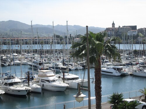 Tres Belle VUE SUR LE Port,parking Couvert,plage,piscine,wifi,climatisation