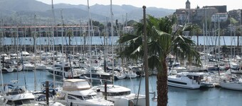 VUE MAGNIFIQUE SUR LE PORT,PARKING COUVERT,PLAGE à 100m,ESPAGNE en 10mn,WIFI