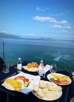 Free daily buffet breakfast 