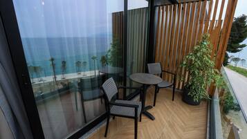 Deluxe Family Room, Sea View | Balkon