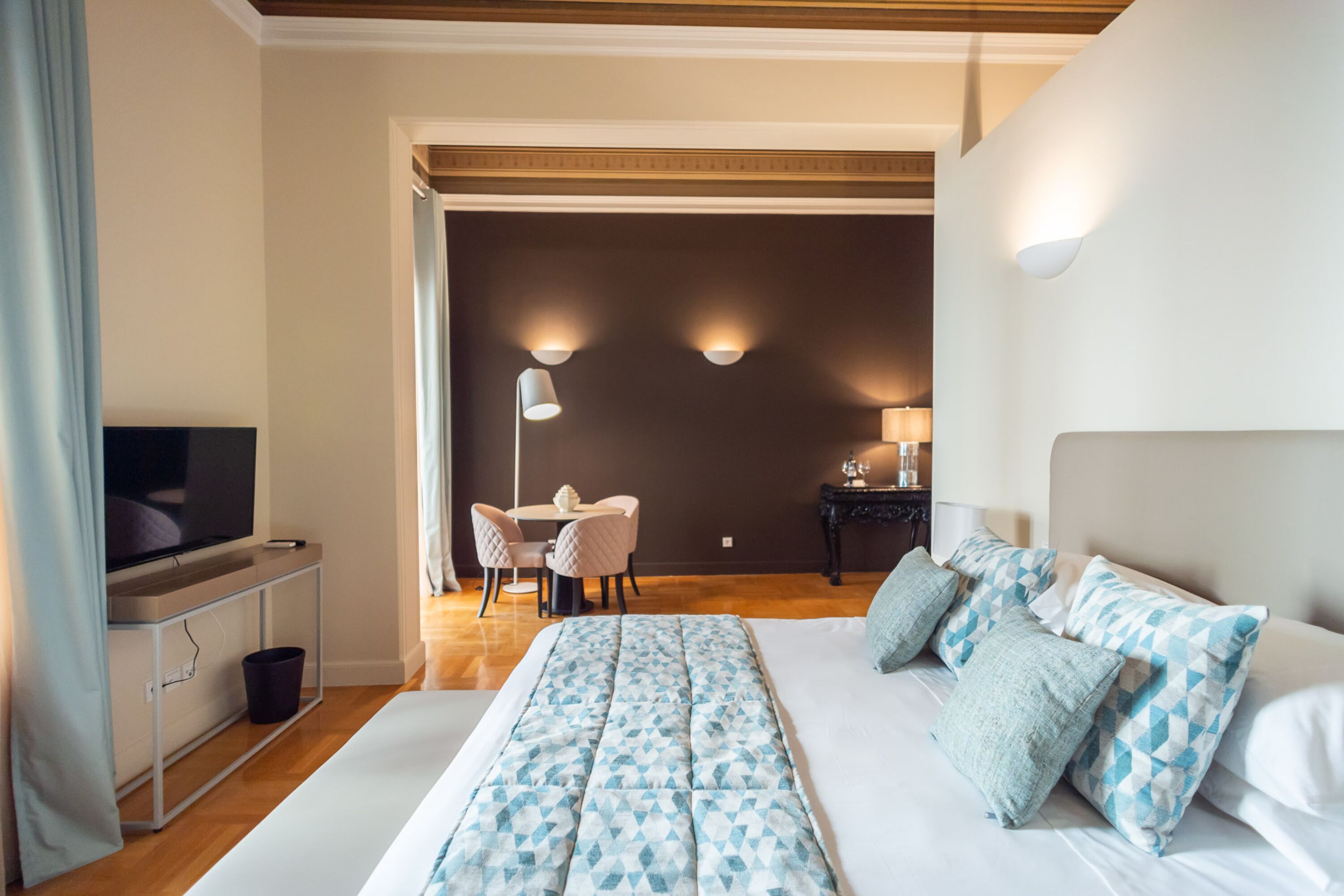 1 Schlafzimmer, Zimmersafe, Schreibtisch, Bügeleisen/Bügelbrett