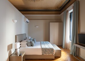 1 Schlafzimmer, Zimmersafe, Schreibtisch, Bügeleisen/Bügelbrett