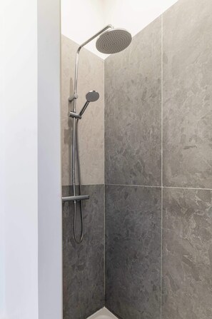 Dusche, Haartrockner, Handtücher, Shampoo
