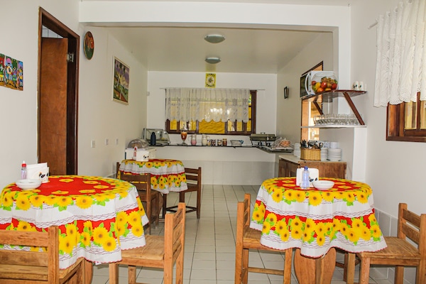 Café da manhã com buffet grátis todos os dias