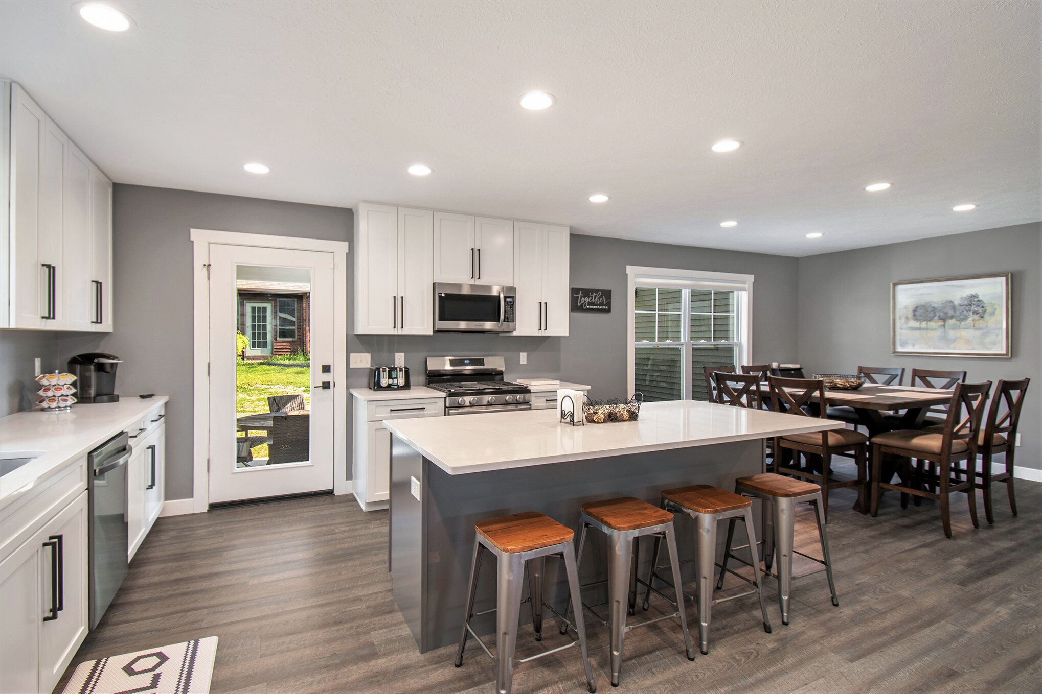 New Home! Quiet location- only 3 minutes to Notre Dame- Sleeps 12