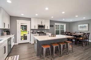 Fridge, microwave, oven, stovetop - New Home! Quiet location- only 3 minutes to Notre Dame- Sleeps 12 (South Bend)