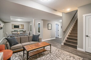 Smart TV - New Home! Quiet location- only 3 minutes to Notre Dame- Sleeps 12 (South Bend)