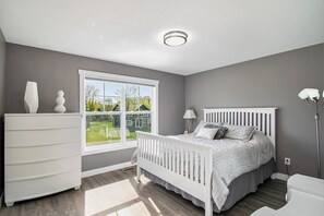 5 bedrooms, desk, iron/ironing board, travel crib