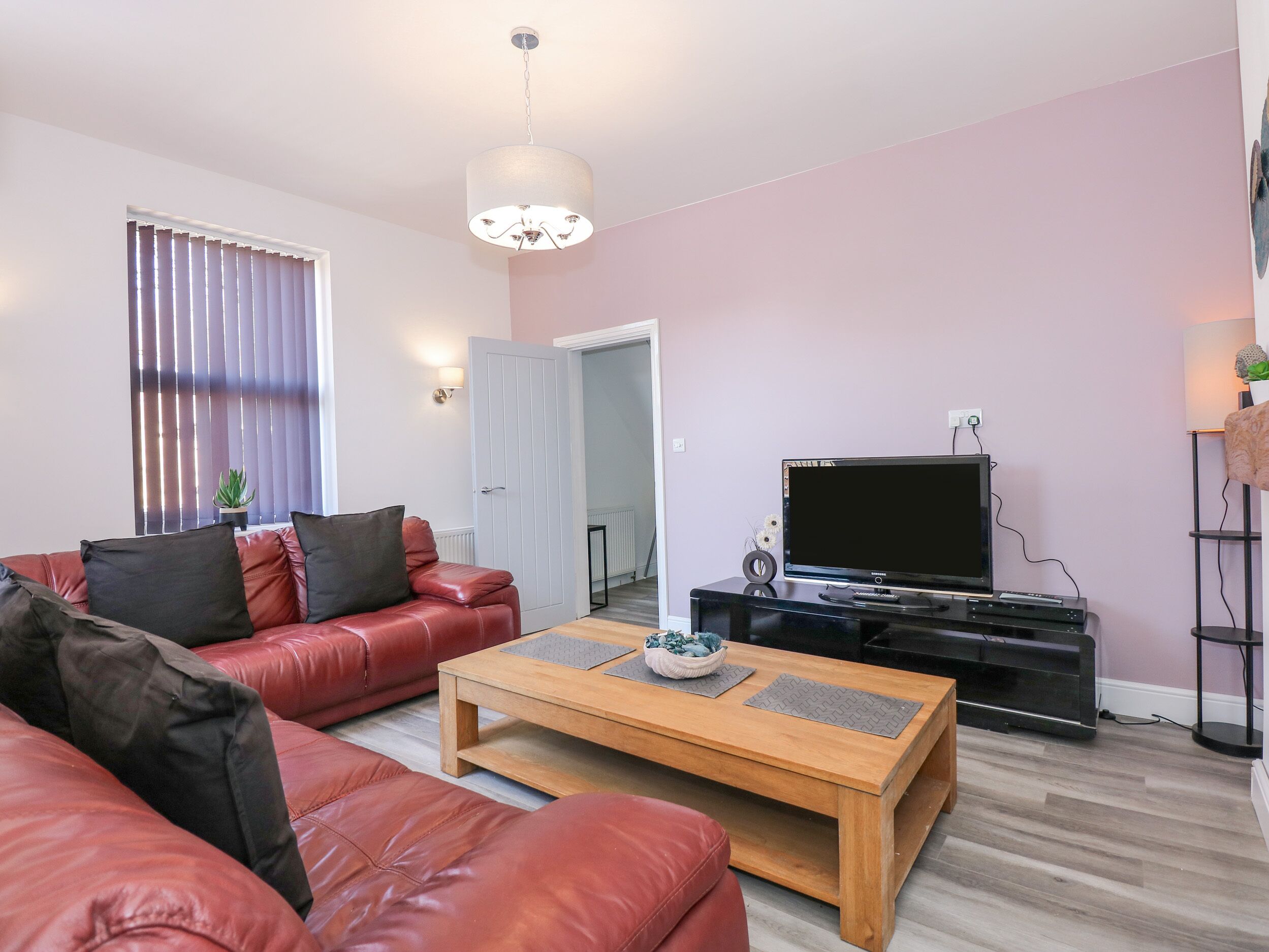 THE BEACH HOUSE, pet friendly, with hot tub in Mablethorpe