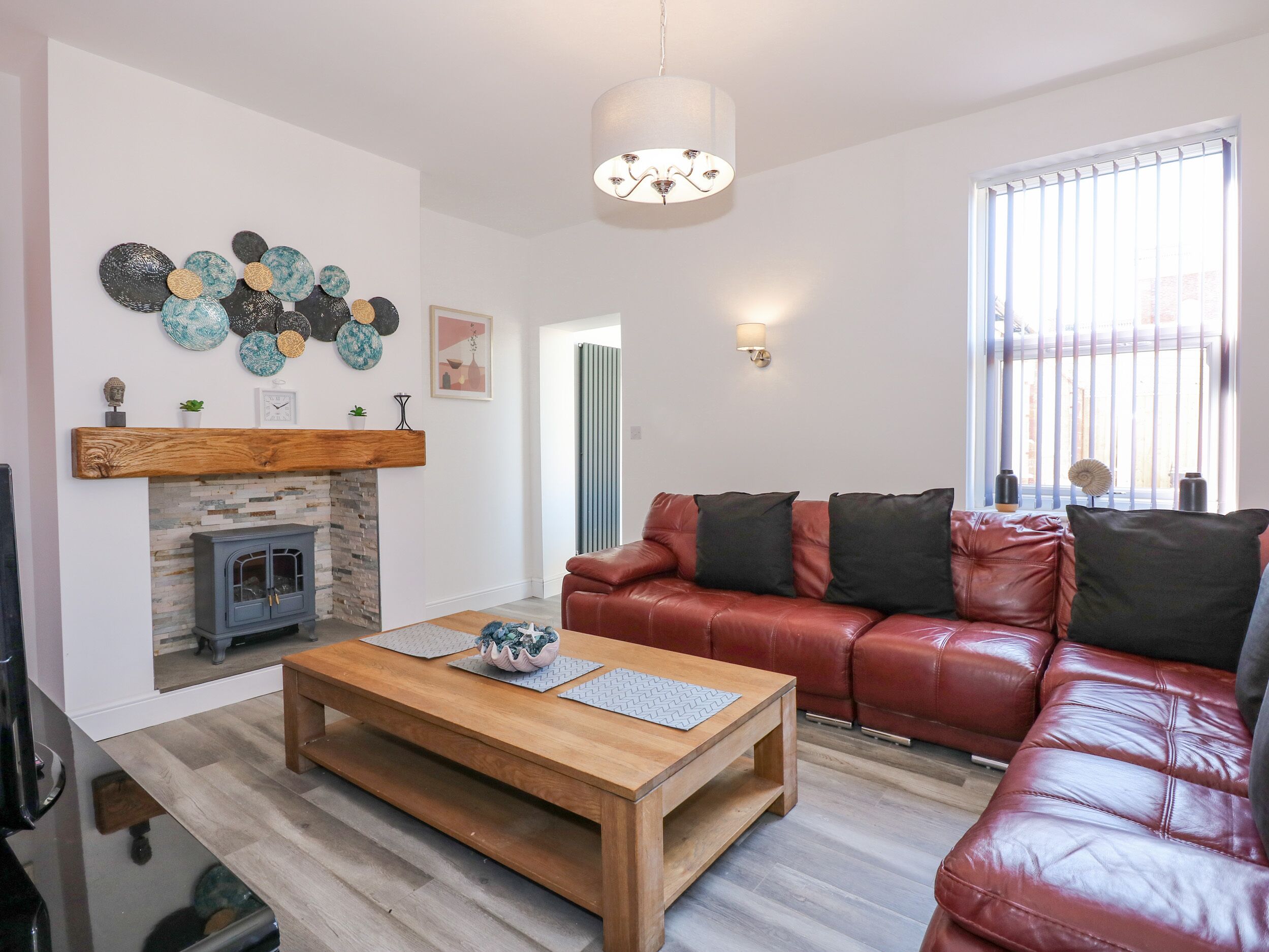 THE BEACH HOUSE, pet friendly, with hot tub in Mablethorpe
