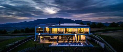 المنشأة من الخارج