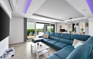 Smart-TV, fotballspill og stereoanlegg