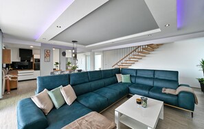 Smart-TV, fotballspill og stereoanlegg