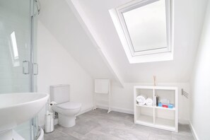 Bathtub, towels