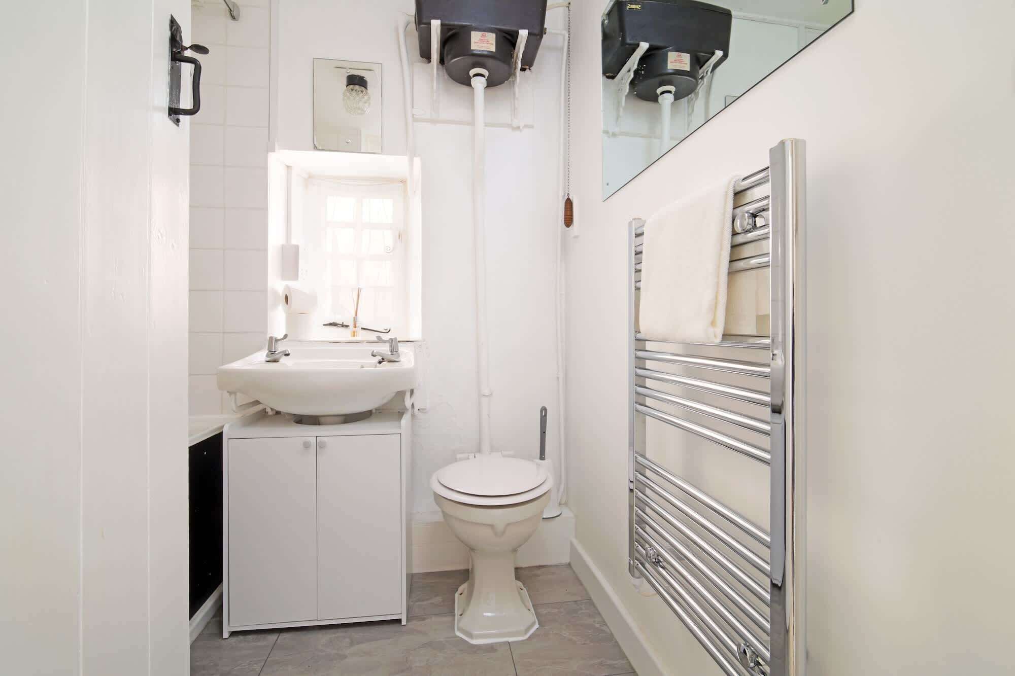 Bathtub, towels