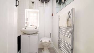 Bathtub, towels