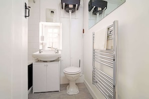 Bathtub, towels - Beautiful Cottage & Garden, Quantock Hills (Bridgwater)
