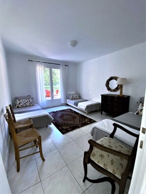 4 bedrooms, iron/ironing board, free WiFi