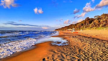 Una spiaggia nelle vicinanze