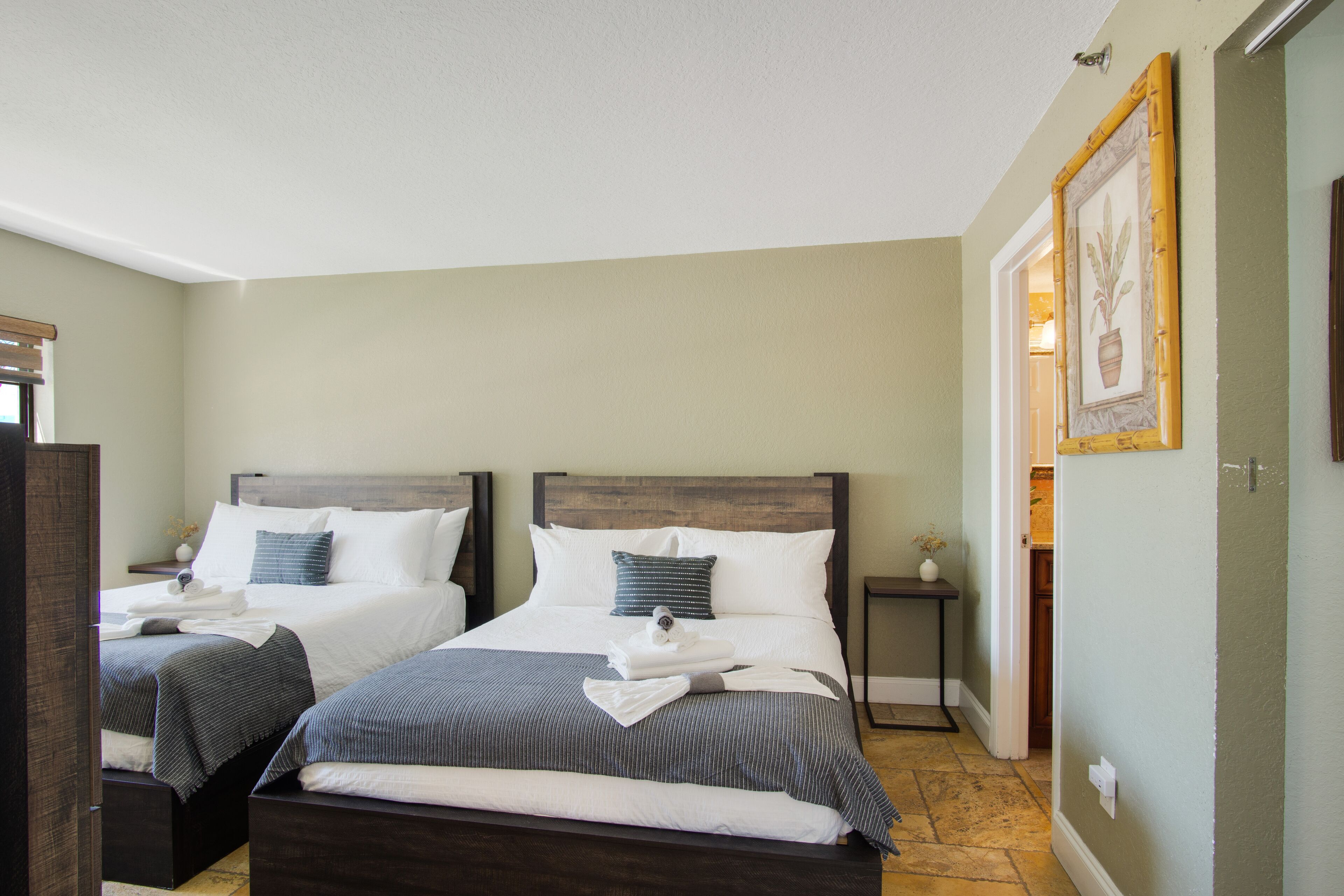 Condo Near Beach/Restaurants/Heated Pool.