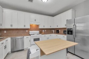 Mikrowelle, Ofen, Herdplatte, Kochgeschirr/Geschirr/Besteck