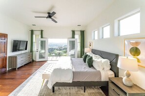 4 bedrooms, iron/ironing board, Internet, bed sheets - Relax & Play in Style: Luxury Home w/ Infinity Pool, Game Room & Alfresco Dining (Jonestown)