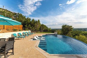 Pool - Relax & Play in Style: Luxury Home w/ Infinity Pool, Game Room & Alfresco Dining (Jonestown)