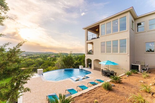 Relax & Play in Style: Luxury Home w/ Infinity Pool, Game Room & Alfresco Dining