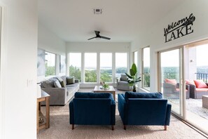 TV, caminetto, tavolo da ping pong