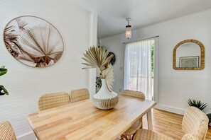 Dining - Bohemian Belle Cottage- Mins to DNTN/Dog Friendly (St. Augustine)