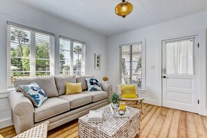 TV, offices - Bohemian Belle Cottage- Mins to DNTN/Dog Friendly (St. Augustine)