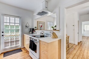 Fridge, microwave, oven, stovetop - Bohemian Belle Cottage- Mins to DNTN/Dog Friendly (St. Augustine)