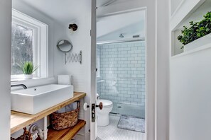 Badewanne, Haartrockner, Handtücher